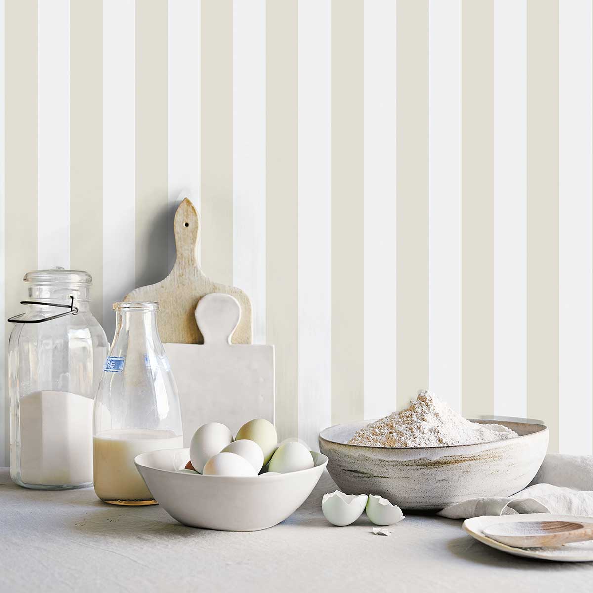 Carta da parati a righe beige e bianco in TNT