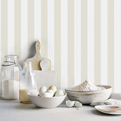 Carta da parati a righe beige e bianco in TNT