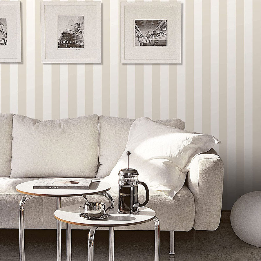Carta da parati a righe beige e bianco in TNT